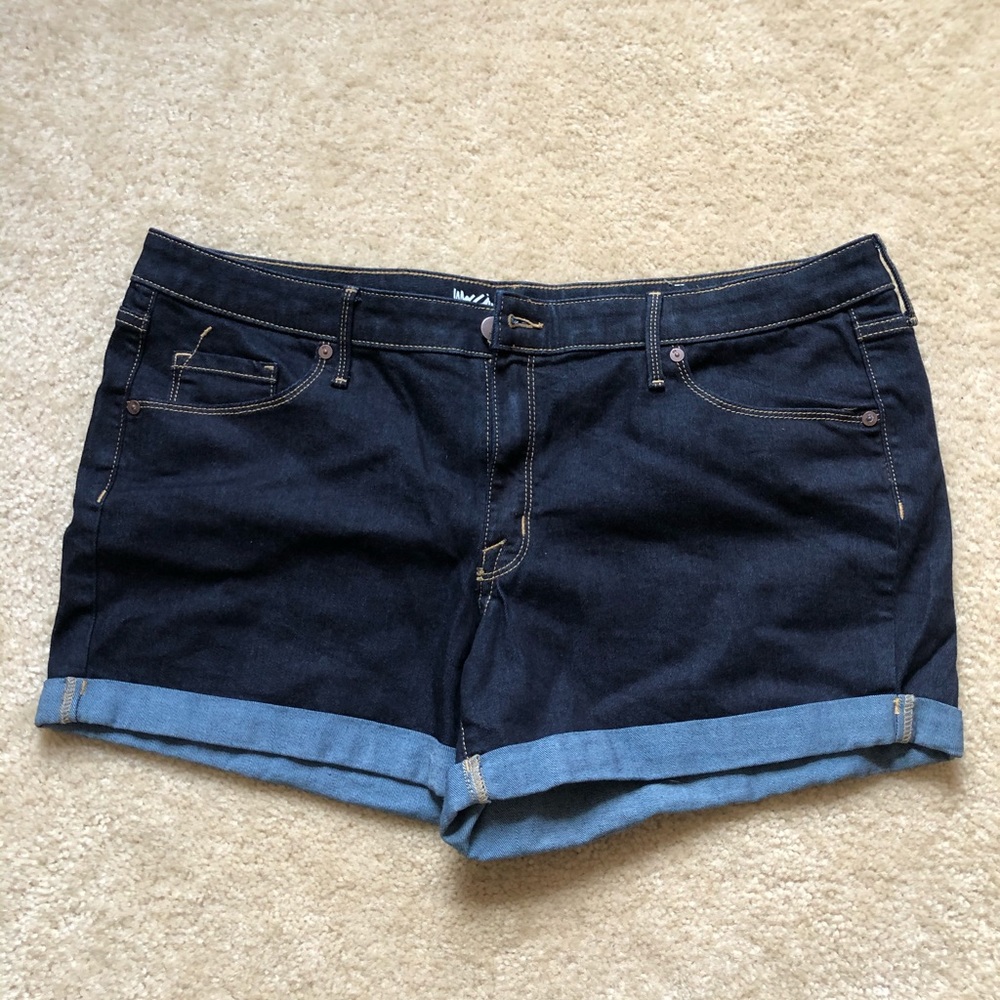 NWOT Mossimo midi-rise Jean shorts